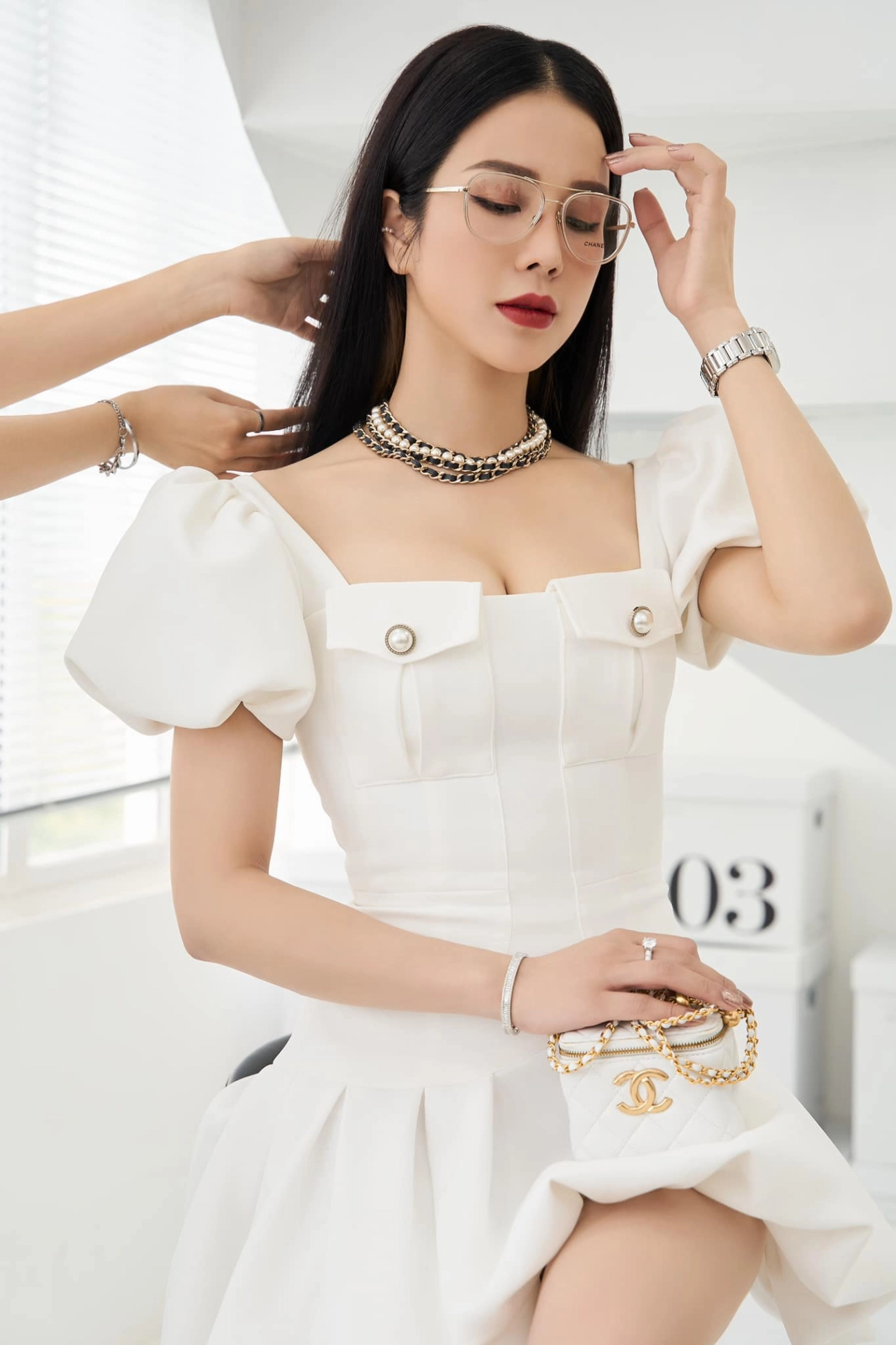Trong khi cả showbiz xúng xính áo dài diệp lâm anh thắp sáng mxh với váy cắt xẻ tứ tung - 7