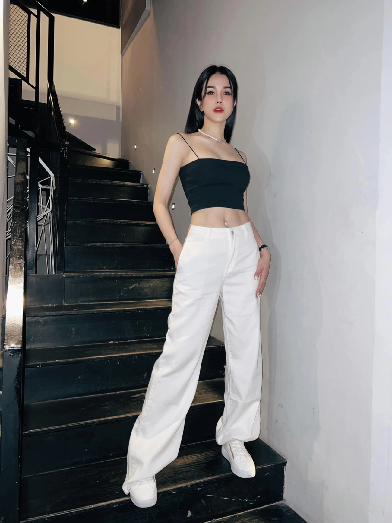 Trong khi cả showbiz xúng xính áo dài diệp lâm anh thắp sáng mxh với váy cắt xẻ tứ tung - 14