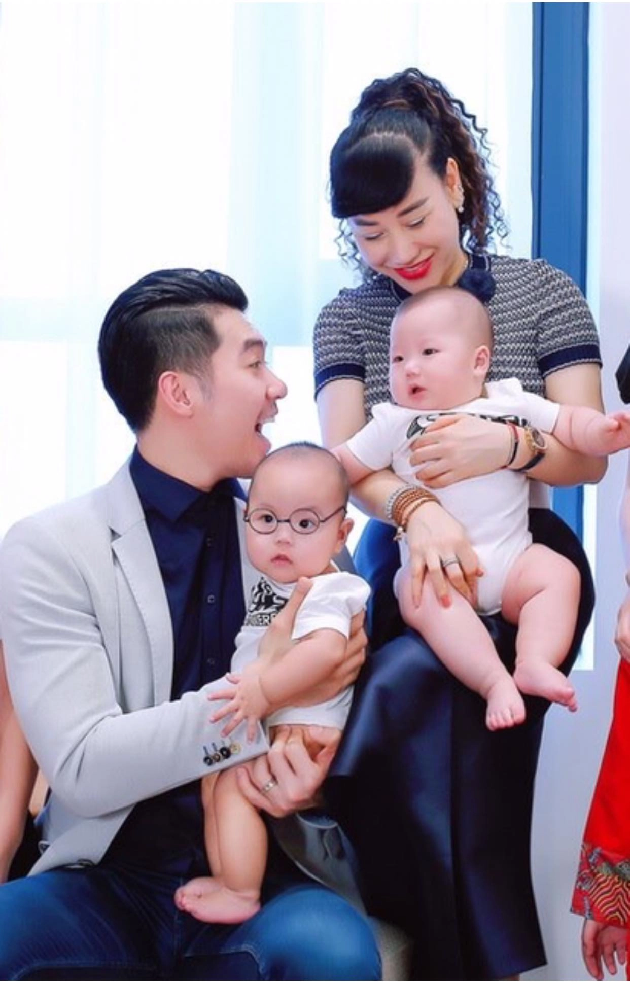 Trương nam thành lấy vợ đại gia hơn 15 tuổi giờ ở nhà chăm 2 con vợ đi làm - 14