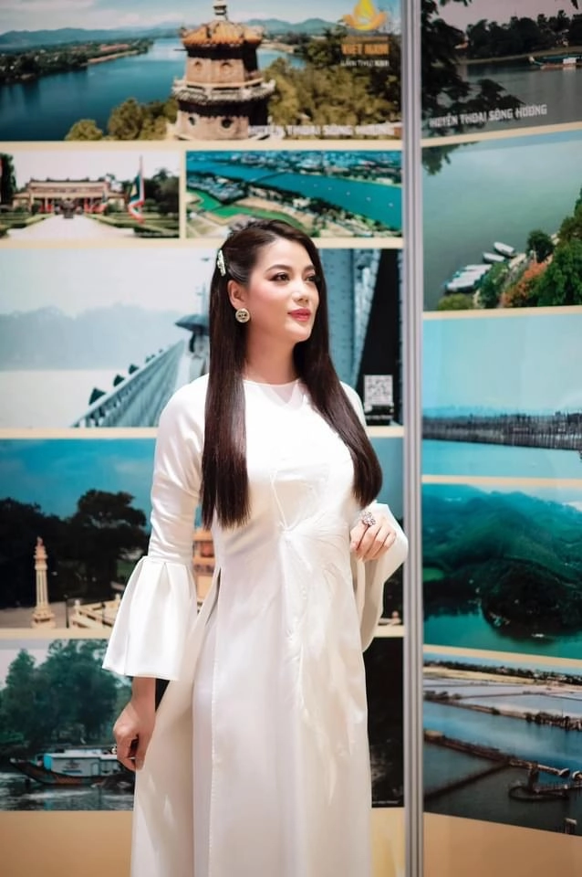 Trương ngọc ánh lộ chiếc cằm nhọn cứng đờ lạ lẫm khác xa ngày trước - 1