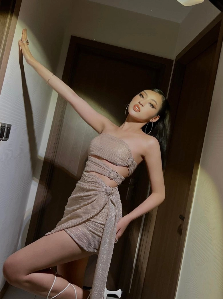 Trượt top hoa hậu hotgirl trứng rán đổi nghề mc vtv liền bị chị em chỉnh đốn trang phục - 5