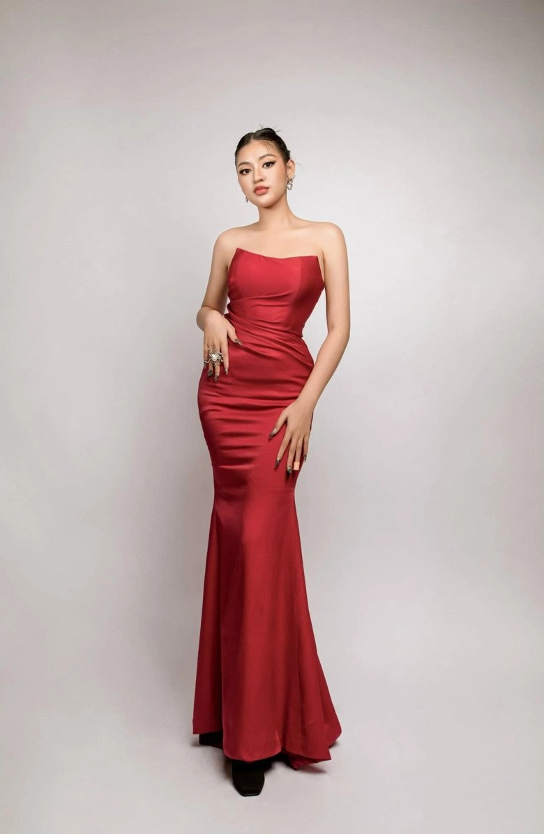 Trượt top hoa hậu hotgirl trứng rán đổi nghề mc vtv liền bị chị em chỉnh đốn trang phục - 6