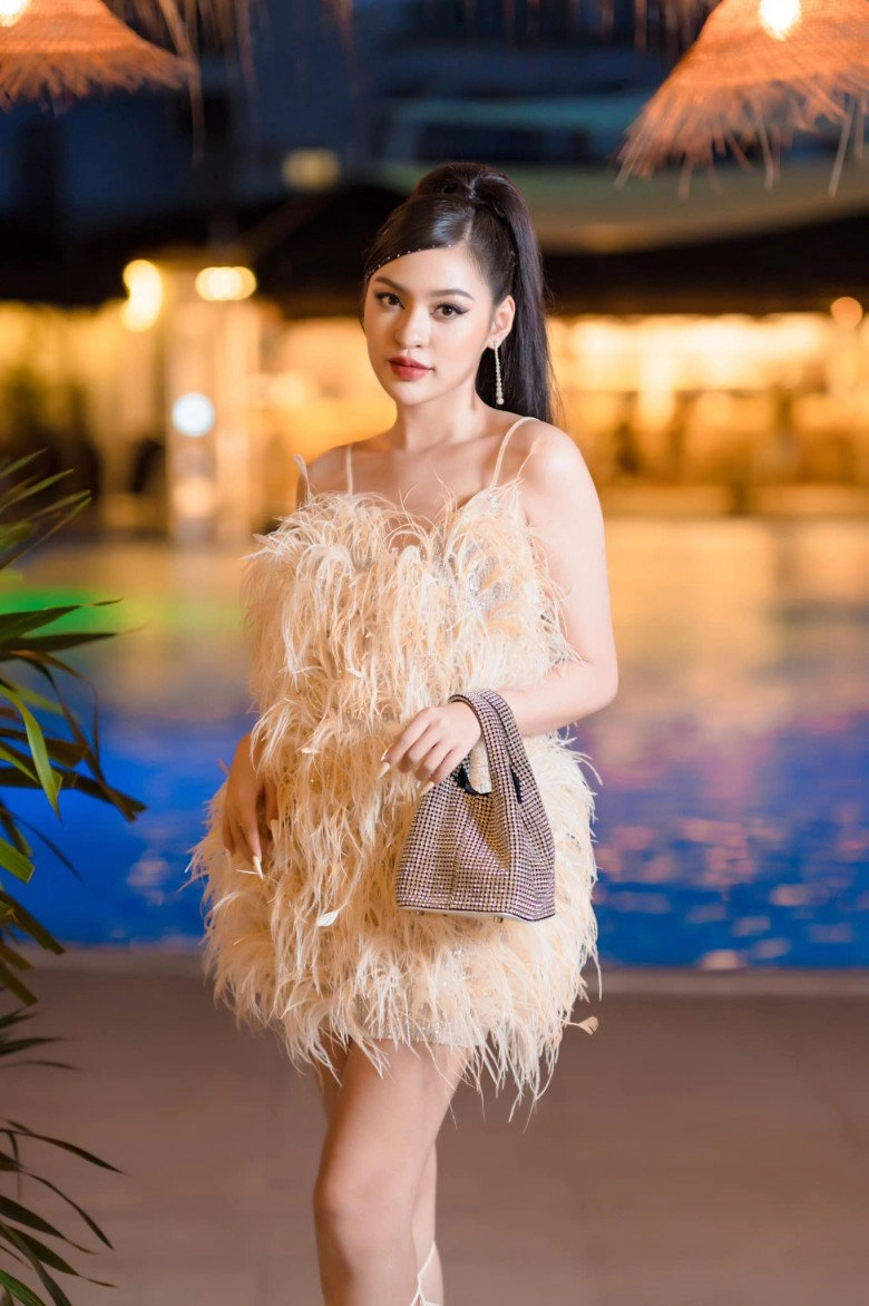 Trượt top hoa hậu hotgirl trứng rán đổi nghề mc vtv liền bị chị em chỉnh đốn trang phục - 8