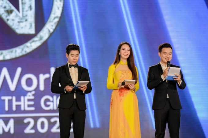 Truy lùng danh tính mc cầm trịch chung kết miss world vietnam 2022 ảnh chụp lén cũng không thể dìm được nhan sắc này - 5