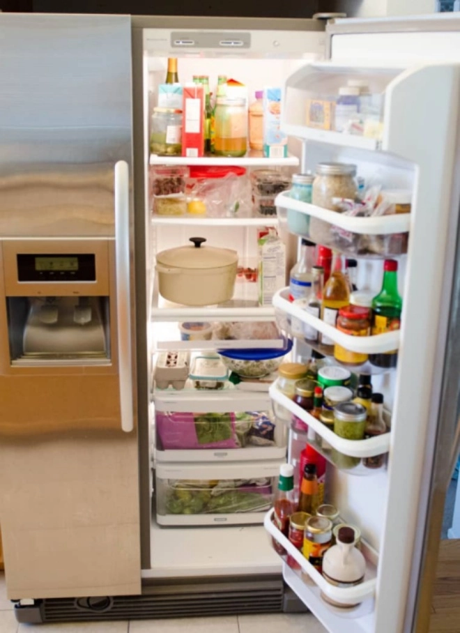 Tủ lạnh dùng lâu có vết mốc đen dạy bạn một mẹo làm sạch chỉ sau 5 phút - 1