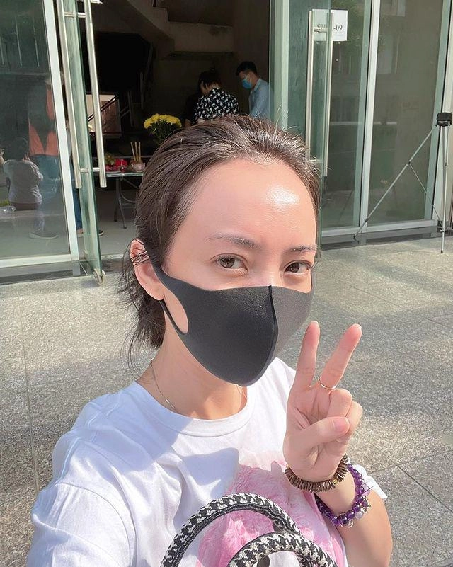 Tuân thủ giãn cách sao việt ở nhà khoe da mộc căng bóng sáng như gương soi - 1