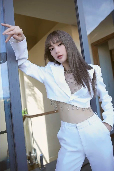 Từng bị tuýt còi vì mặc xuyên thấu minh hằng giờ chỉ chị em phối đồ công sở cực mê - 13