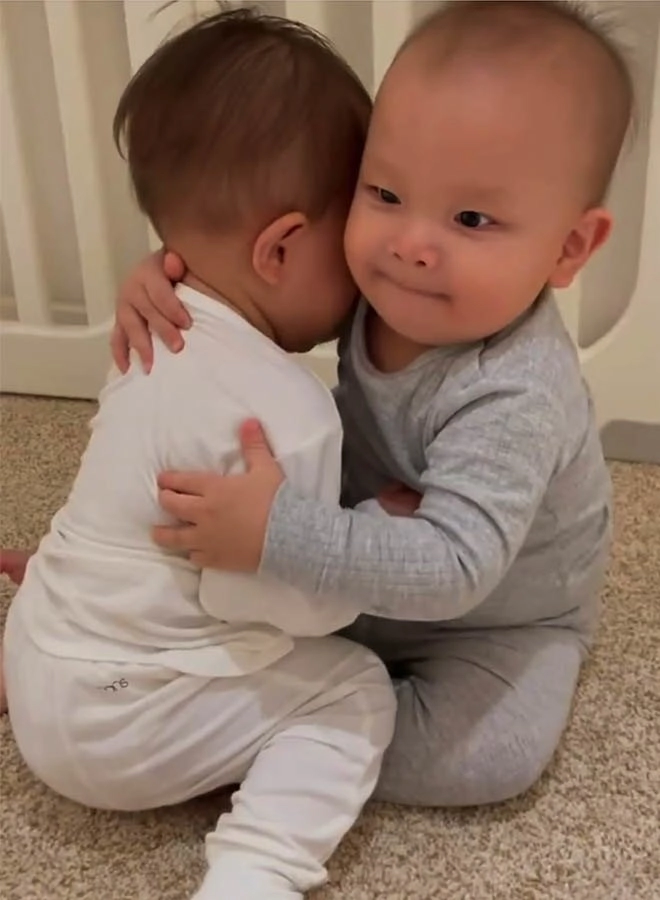 Từng cãi nhau chí choé lisa leon giờ tình cảm ôm ấp nhau siêu ngọt ngào - 3
