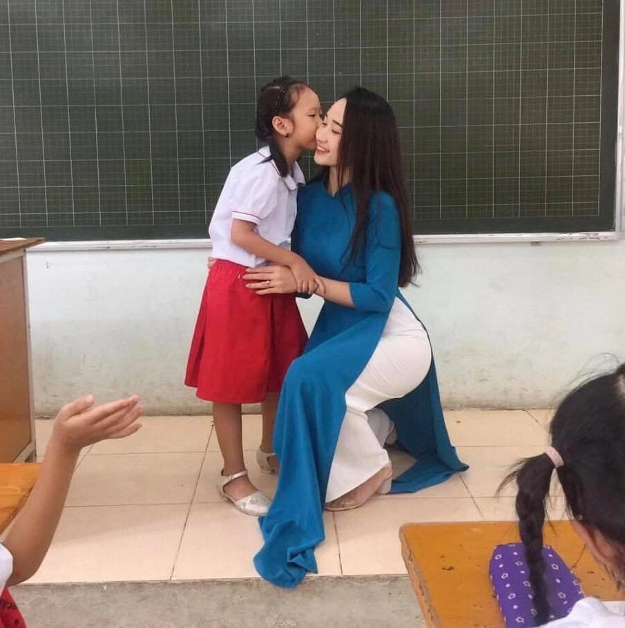 Từng gây sốt khi tựu trường cô giáo tiểu học hotgirl chia sẻ về khai giảng online chưa từng có - 1