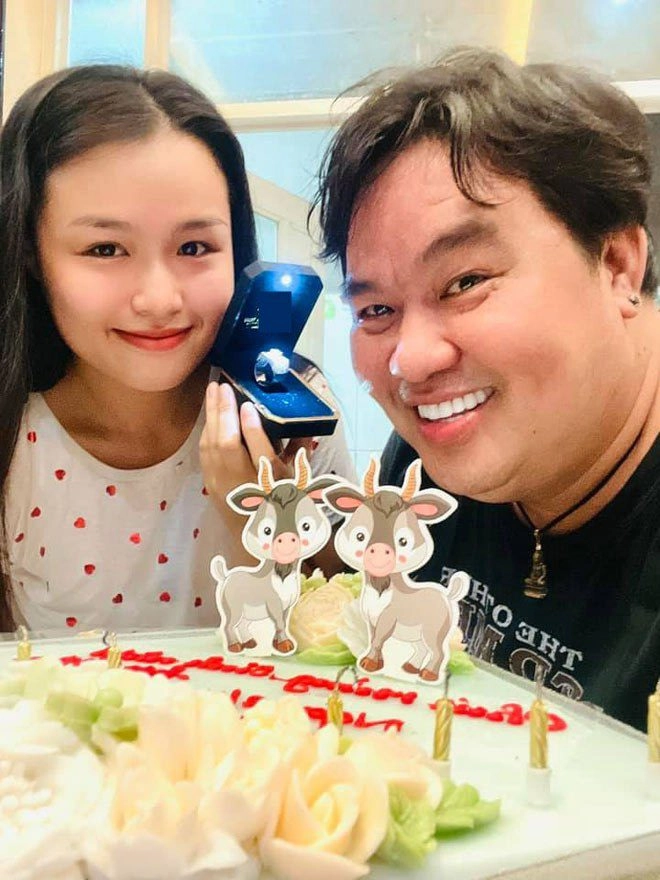 Từng làm thêm lương 7 triệutháng con gái hoàng mập giờ mua nhẫn kim cương to bản tặng bố - 1