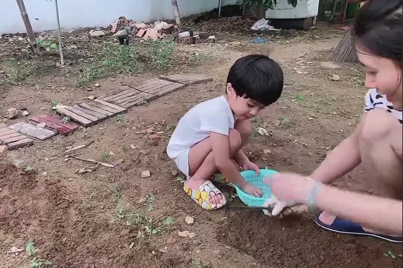 Từng rao bán biệt thự 14 tỷ nguyệt ánh và con lai ấn cuốc đất làm nông trong mùa dịch - 1