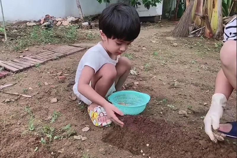 Từng rao bán biệt thự 14 tỷ nguyệt ánh và con lai ấn cuốc đất làm nông trong mùa dịch - 2