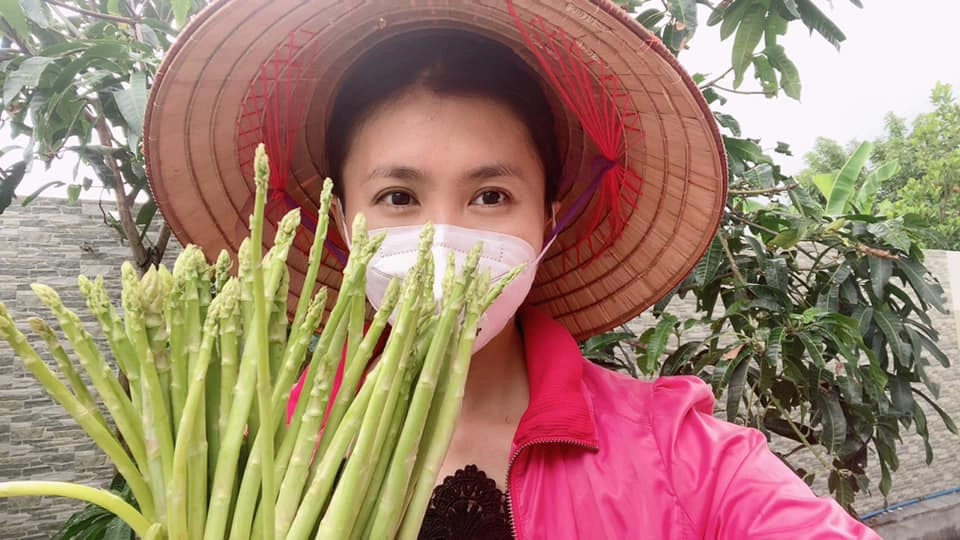 Từng rao bán biệt thự 14 tỷ nguyệt ánh và con lai ấn cuốc đất làm nông trong mùa dịch - 4