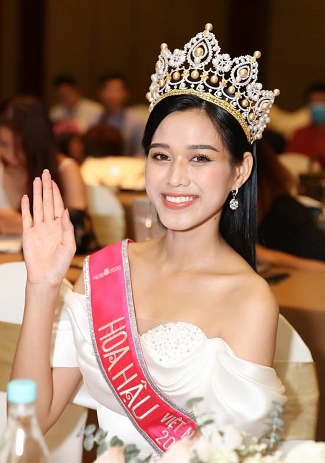 Từng sở hữu cằm chẻ hiếm có như đỗ thị hà nhưng gương mặt phạm hương giờ đổi khác - 1