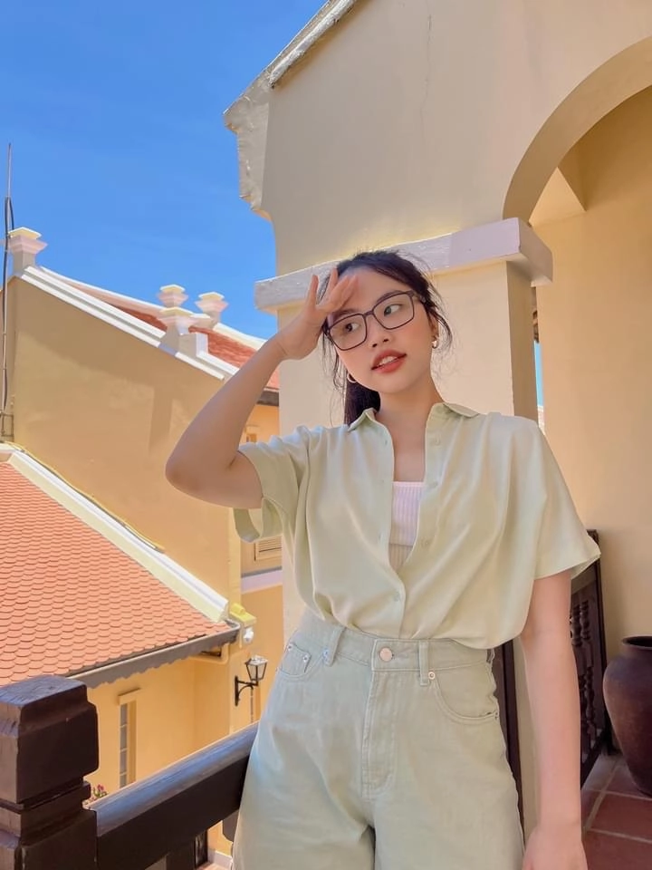 Tuổi 19 phương mỹ chi mặc áo sơmi mở hờ vài cúc nhưng nhìn vào chỉ thấy thanh lịch trẻ trung - 1