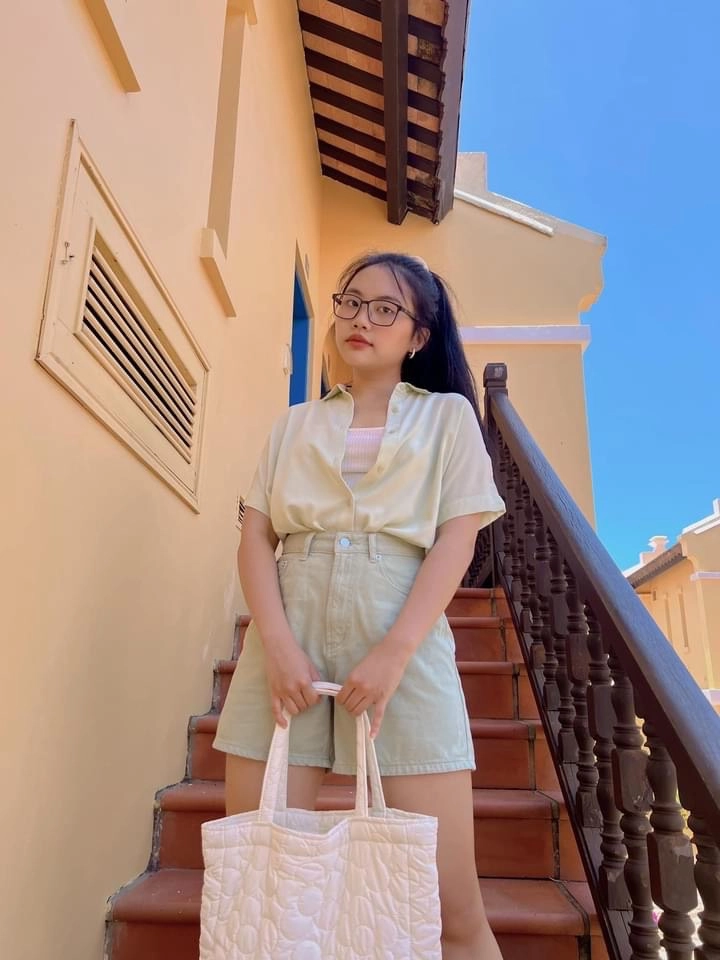 Tuổi 19 phương mỹ chi mặc áo sơmi mở hờ vài cúc nhưng nhìn vào chỉ thấy thanh lịch trẻ trung - 2