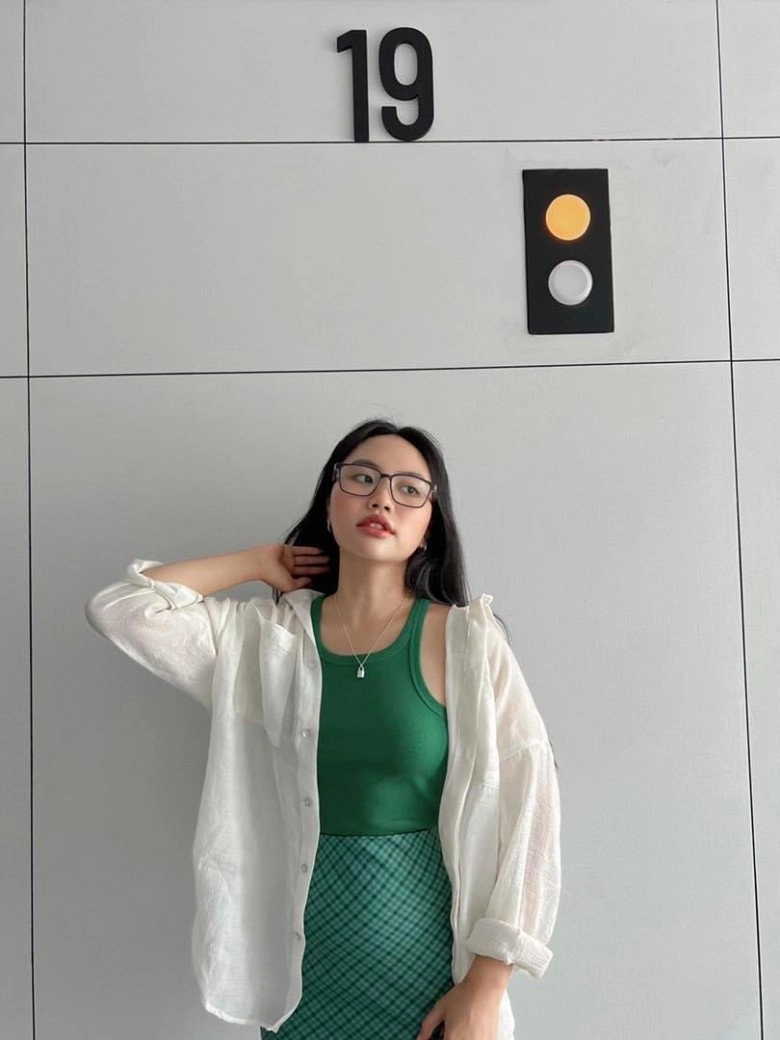 Tuổi 19 phương mỹ chi mặc áo sơmi mở hờ vài cúc nhưng nhìn vào chỉ thấy thanh lịch trẻ trung - 6