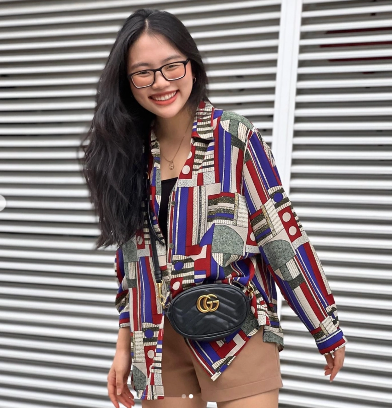 Tuổi 19 phương mỹ chi mặc áo sơmi mở hờ vài cúc nhưng nhìn vào chỉ thấy thanh lịch trẻ trung - 9