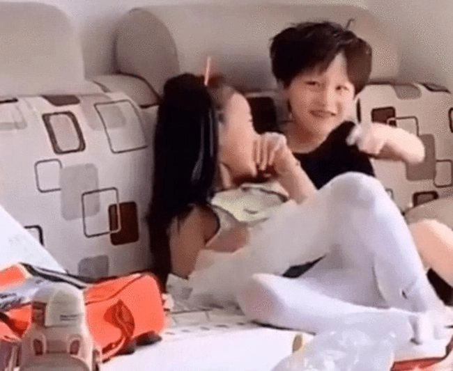 Tưởng mẹ không ở nhà con trai đưa bạn gái về chơi hành động tiếp theo khiến mẹ không tin - 2