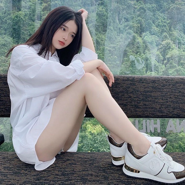 Tưởng ốm yếu người mỏng dính linh ka nghiễm nhiên khoe mông quả táo xuất sắc - 2
