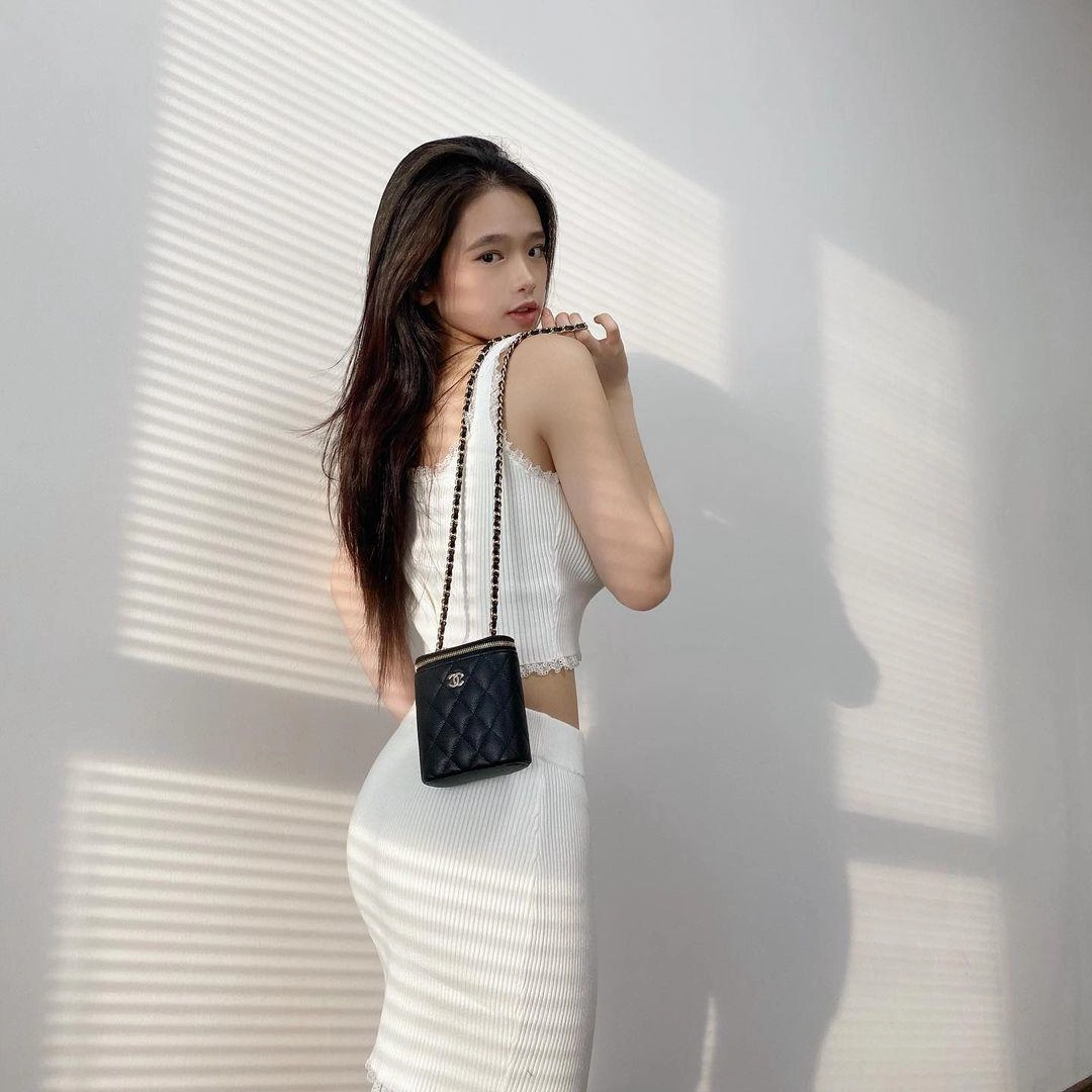 Tưởng ốm yếu người mỏng dính linh ka nghiễm nhiên khoe mông quả táo xuất sắc - 9