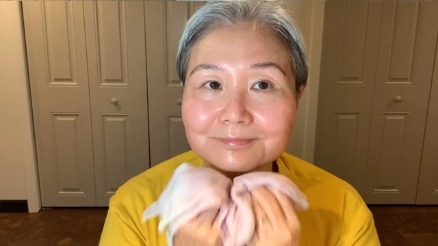 U30 chưa biết cách massage chống lão hóa da mặt hãy để cụ bà u60 hướng dẫn - 14