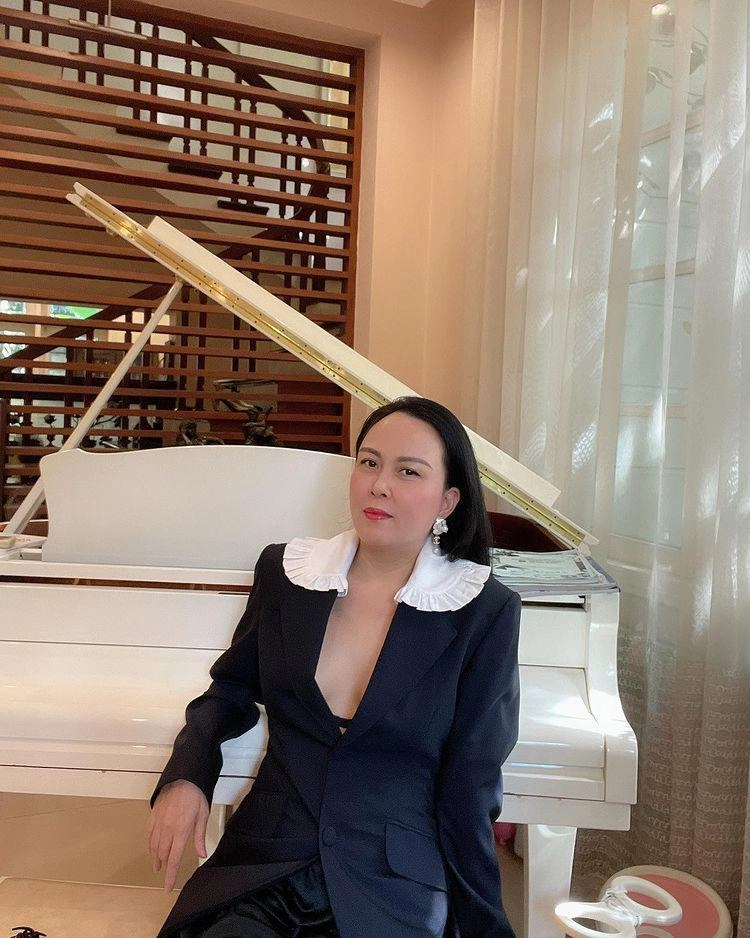U45 phượng chanel phơi phới với chiếc áo cài hờ hững khoe vai trần gợi cảm - 1