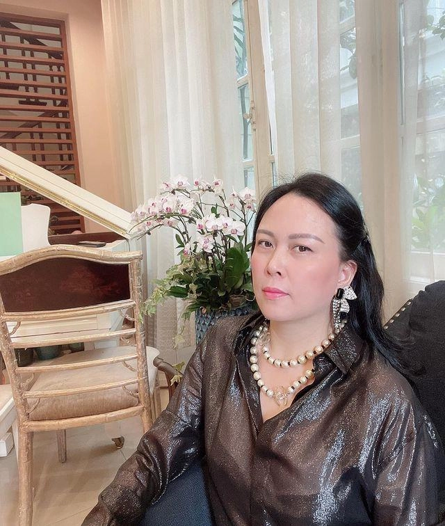 U45 phượng chanel phơi phới với chiếc áo cài hờ hững khoe vai trần gợi cảm - 3