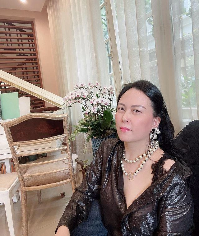 U45 phượng chanel phơi phới với chiếc áo cài hờ hững khoe vai trần gợi cảm - 4
