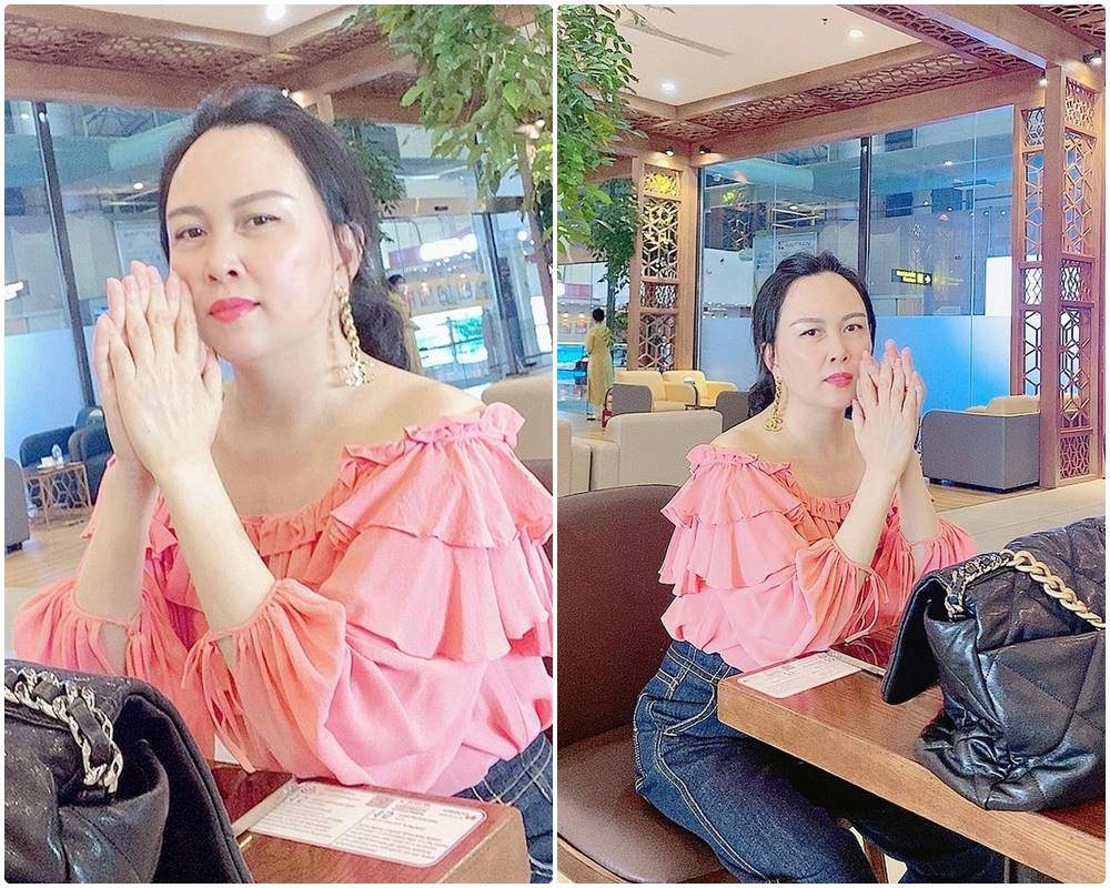 U45 phượng chanel phơi phới với chiếc áo cài hờ hững khoe vai trần gợi cảm - 5