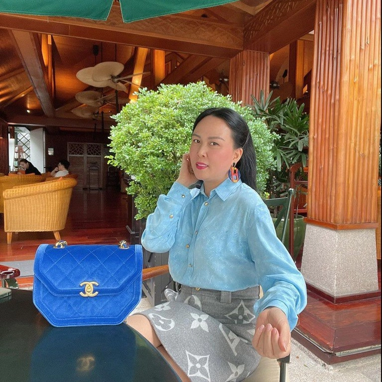 U45 phượng chanel phơi phới với chiếc áo cài hờ hững khoe vai trần gợi cảm - 8