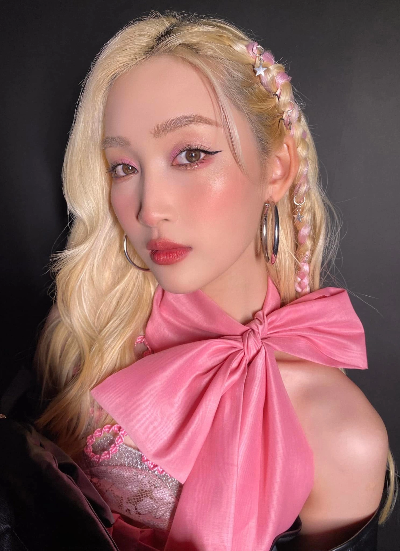 Valentine đánh mắt như bích phương và trương quỳnh anh mắt to chớp chớp quà về đầy tay - 12