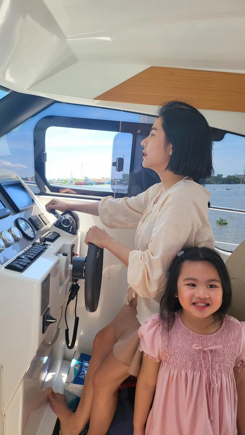 Vân trang tự lái du thuyềnsang chảnh đưa con gái và chồng về nông trại 50000m2 miền tây vui chơi - 1
