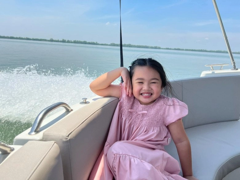 Vân trang tự lái du thuyềnsang chảnh đưa con gái và chồng về nông trại 50000m2 miền tây vui chơi - 3