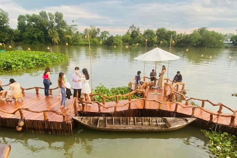 Vân trang tự lái du thuyềnsang chảnh đưa con gái và chồng về nông trại 50000m2 miền tây vui chơi - 7