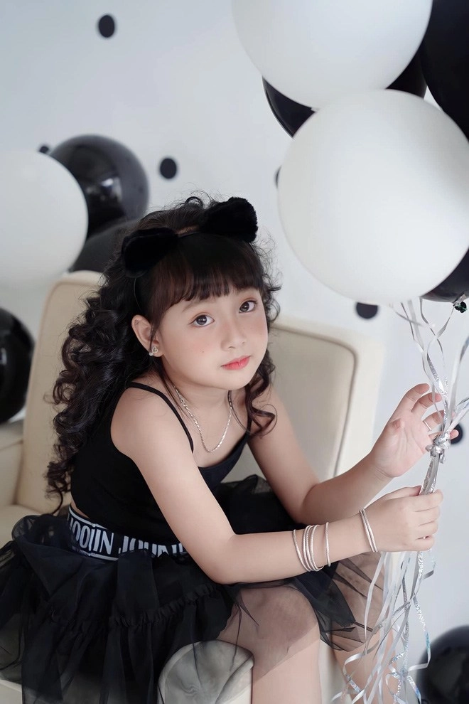 Vẻ ngoài đáng yêu phong cách sành điệu của bé quỳnh chi - vân vân thương ngày nắng về - 4
