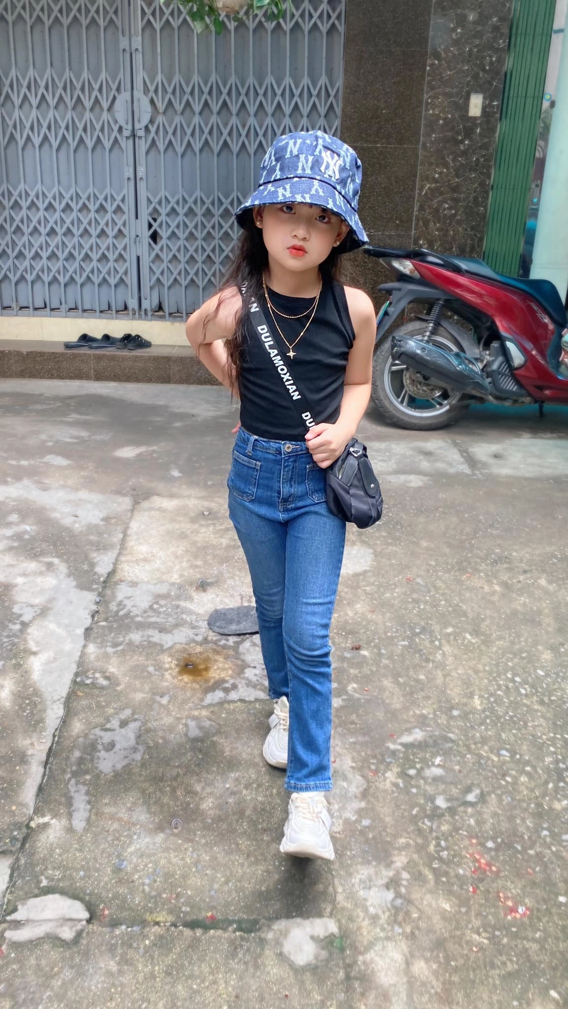 Vẻ ngoài đáng yêu phong cách sành điệu của bé quỳnh chi - vân vân thương ngày nắng về - 15