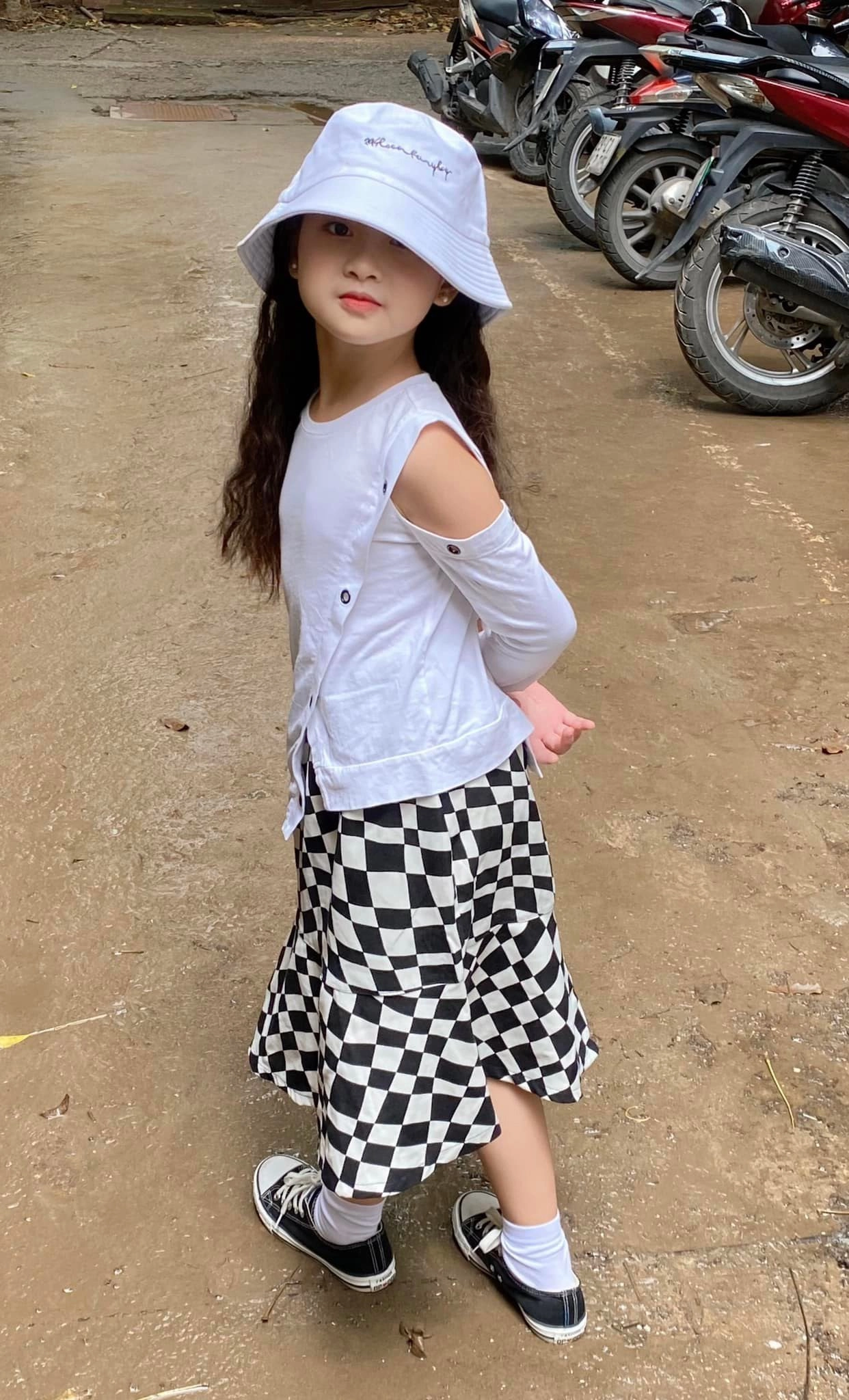 Vẻ ngoài đáng yêu phong cách sành điệu của bé quỳnh chi - vân vân thương ngày nắng về - 16