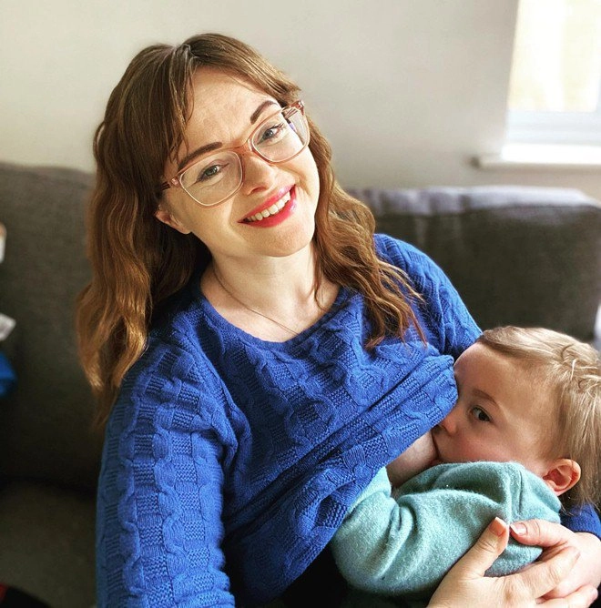 Vén áo cho con 4 tuổi bú giữa quán cafe nữ diễn viên khiến nhiều người thắc mắc - 2