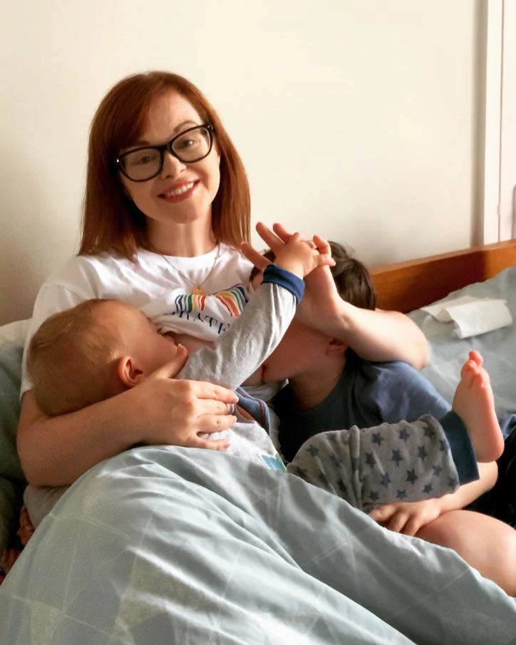 Vén áo cho con 4 tuổi bú giữa quán cafe nữ diễn viên khiến nhiều người thắc mắc - 5