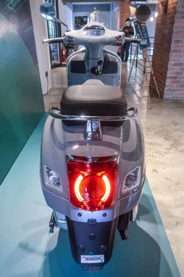 Vespa gts 300 hpe super tech 2021 chính thức trình làng có giá gần 200 triệu vnd - 17