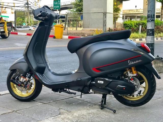 Vespa sprint cổ điển hóa thành kinh điển với dàn đồ chơi đắt tiền - 3