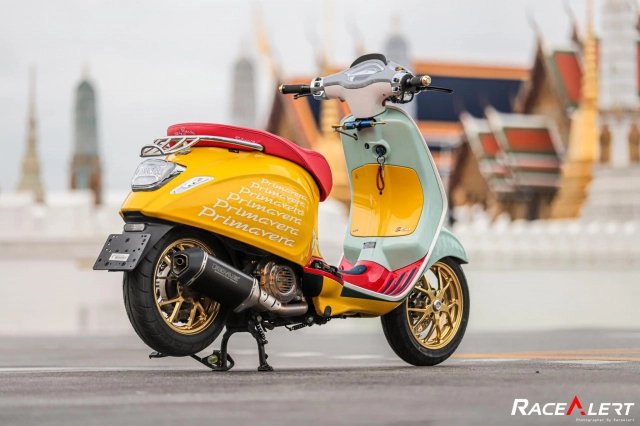 Vespa sprint độ đầy sắc màu bung lụa giữa phố thái - 14