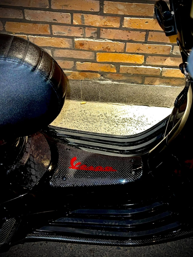 Vespa sprint độ như siêu xe khoe dáng trong bóng đêm - 8