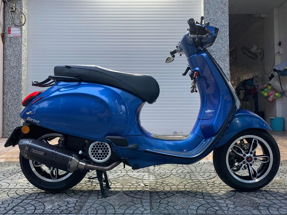 Vespa sprint độ với diện mạo màu xanh đậm chất thể thao - 10