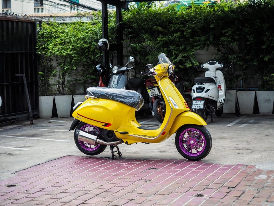 Vespa sprint độ với thân vàng mâm tím đầy mới lạ - 11