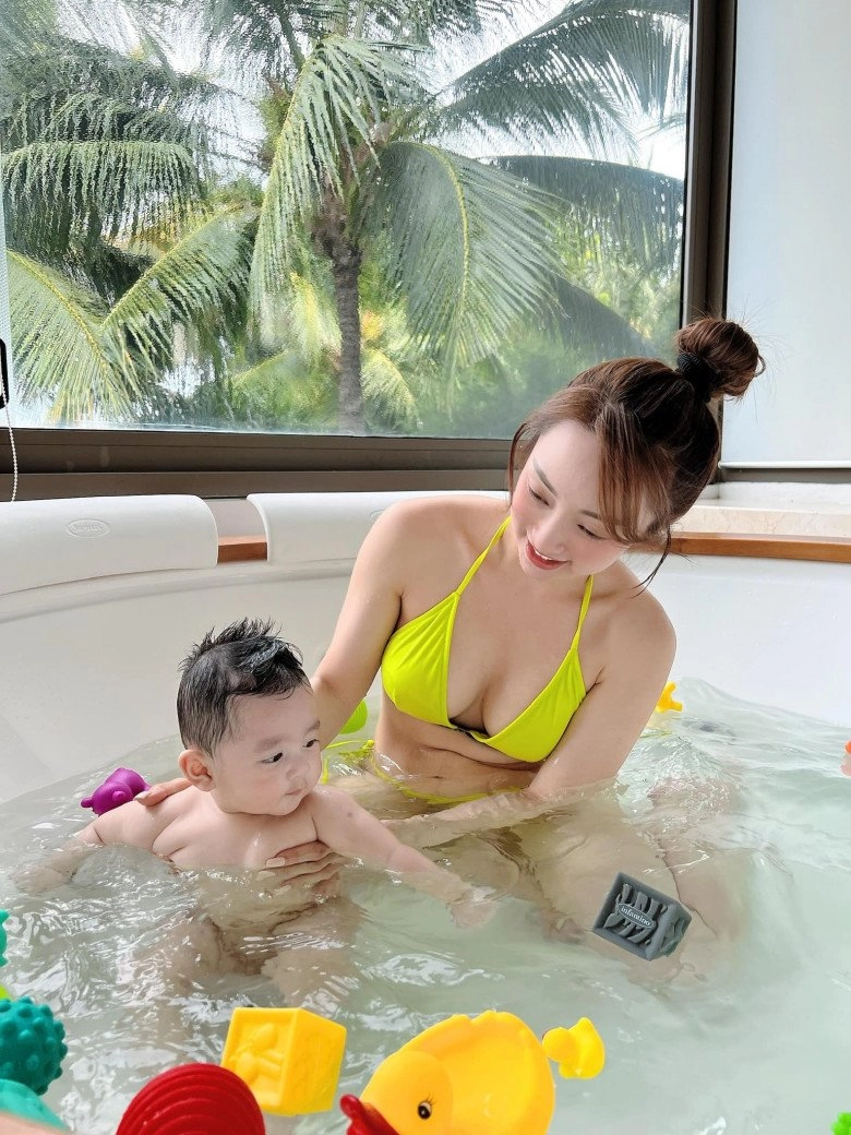 Vợ 3kém 16 tuổi của chi bảo tắm cho con trai mẹ trắngnõn nà con trai đáng yêu - 1