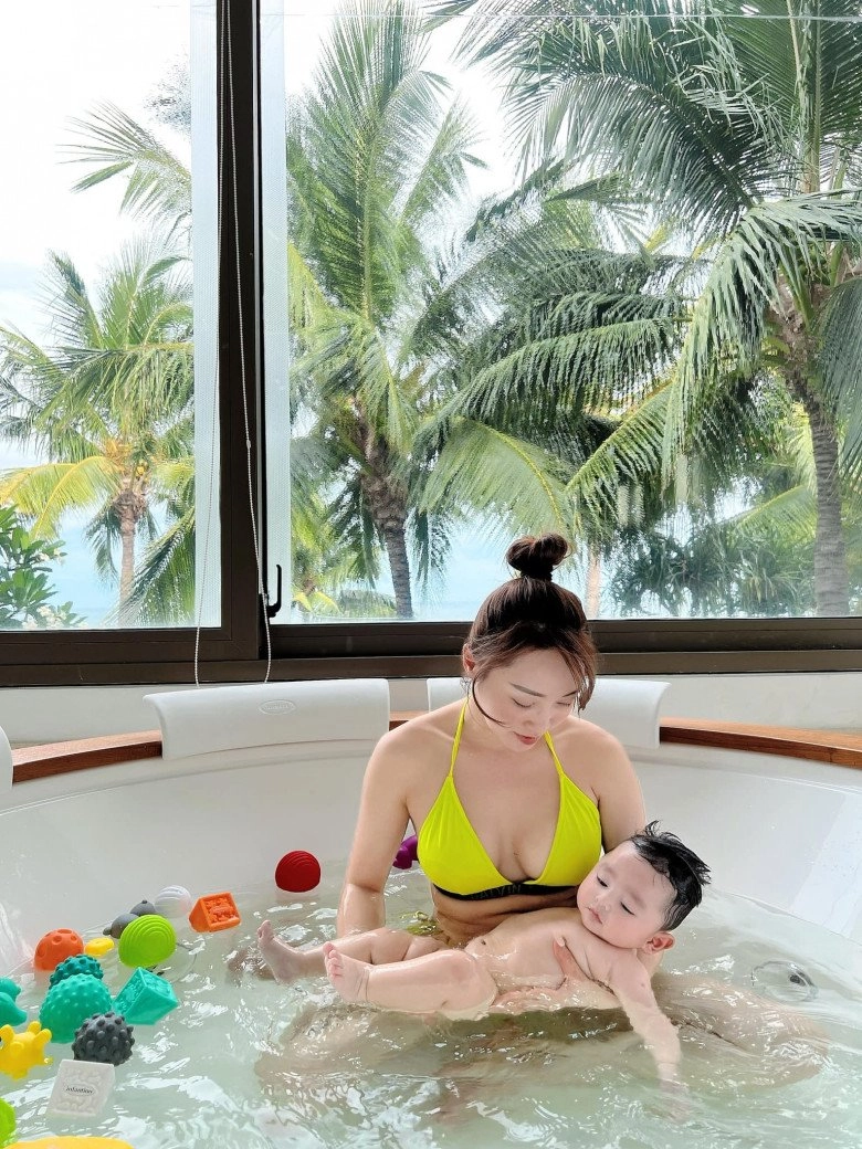 Vợ 3kém 16 tuổi của chi bảo tắm cho con trai mẹ trắngnõn nà con trai đáng yêu - 2