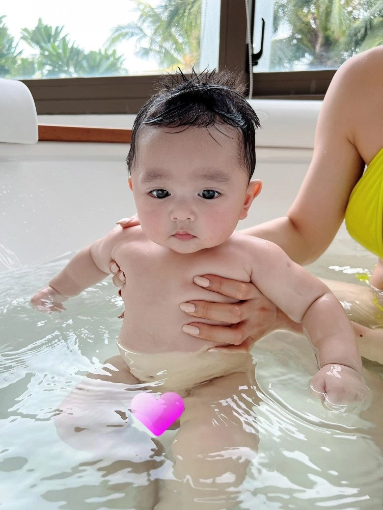 Vợ 3kém 16 tuổi của chi bảo tắm cho con trai mẹ trắngnõn nà con trai đáng yêu - 3