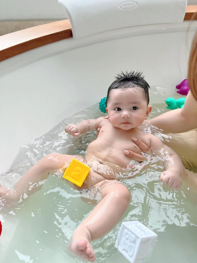Vợ 3kém 16 tuổi của chi bảo tắm cho con trai mẹ trắngnõn nà con trai đáng yêu - 4